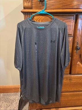 Under Armour Men’s Short Sleeve Performance Tee in Charcoal Gray